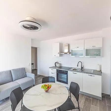 דירה 2 Bedroom Lovely In