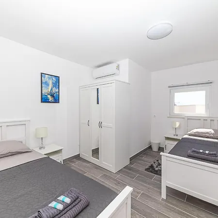 דירה 2 Bedroom Lovely In